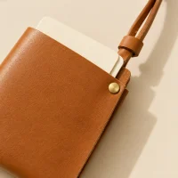 Neck Mono, close-up of the rivet and folded edge
