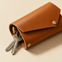 Trine Key Wallet, close-up of the rivet and folded edge